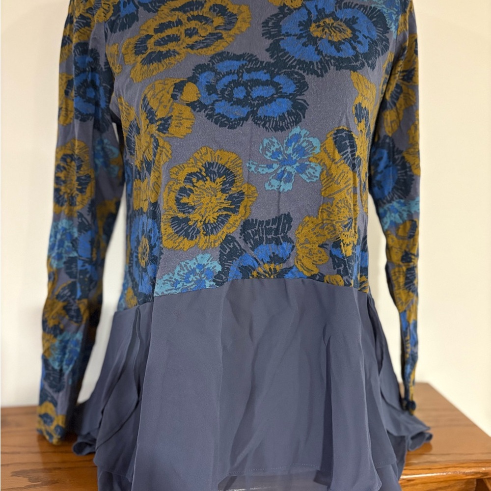 LOGO by Lori Goldstein Women's floral print
Long Sleeve peplum top Size M